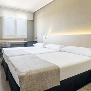 Quarto duplo premium + cama suplementar (3 adultos) Hotel ILUNION Las Lomas Mérida